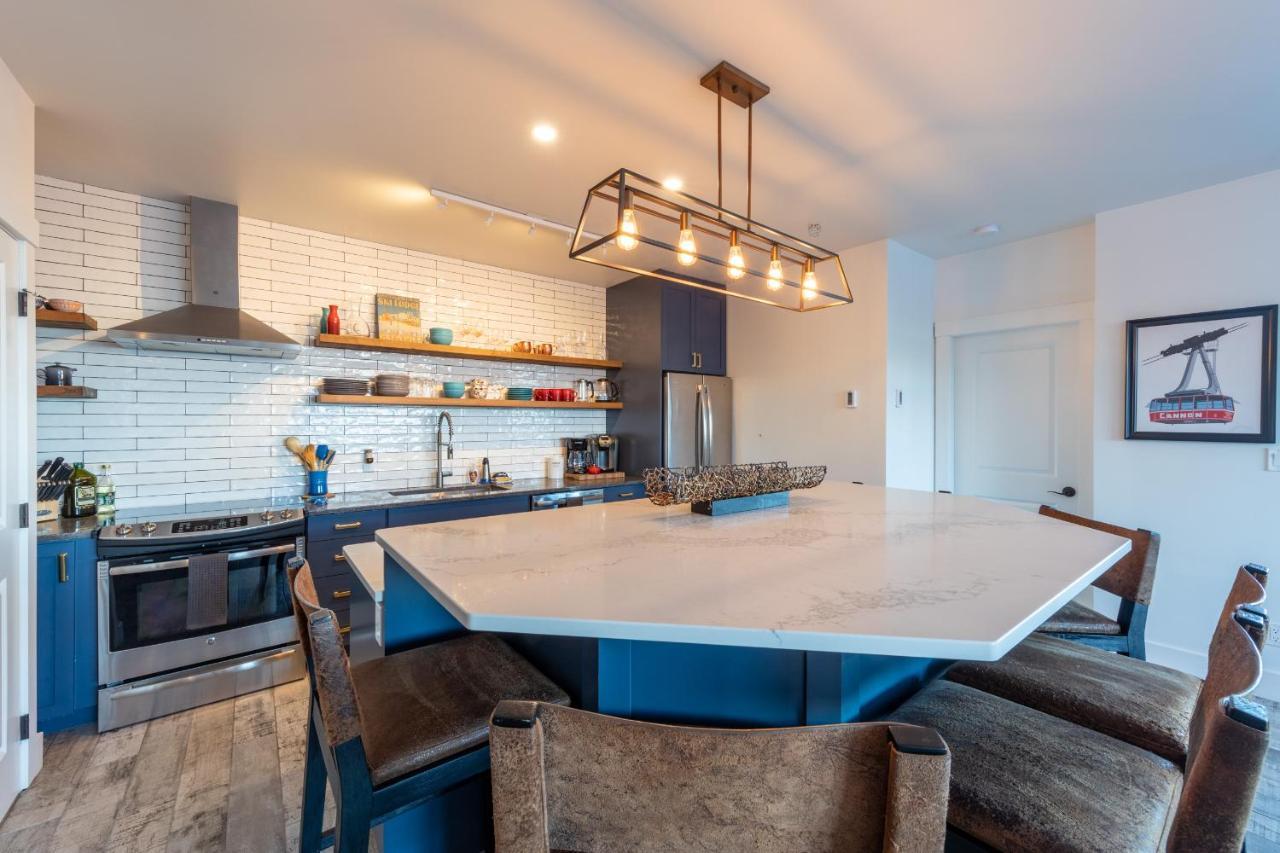 Fully Renovated Ski-In/Out Loft With Private Hot Tub! Golden Eksteriør bilde